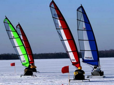 Ant Kuršių marių suplazdės Europos Ice-Blokart čempionato ledrogių burės